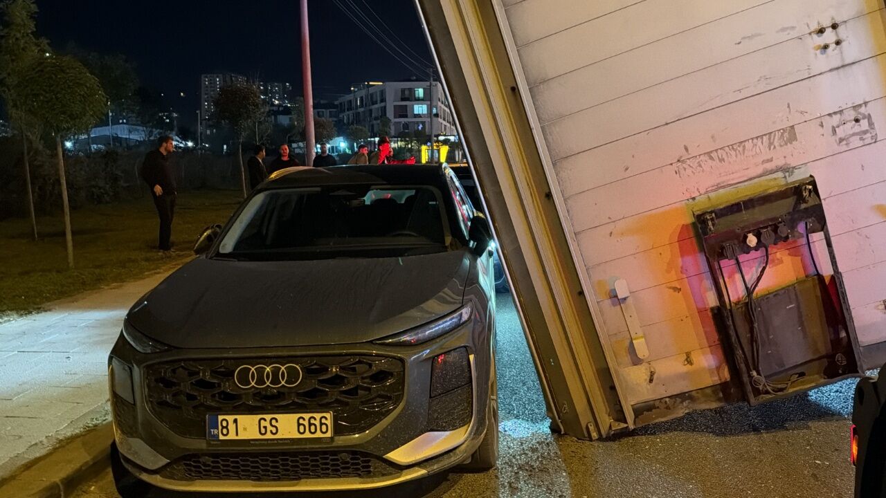 Tırın Dorsesi Yola Devrildi! 3 Araç Kıl Payı Kurtuldu