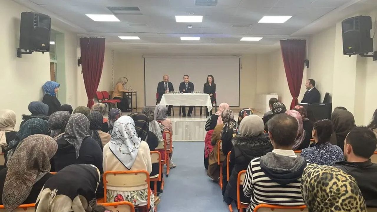 Tosya Kaymakamı Öğrencilerle Kucaklaştı (1)