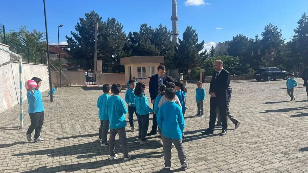 Tosya Kaymakamı Öğrencilerle Kucaklaştı (2)
