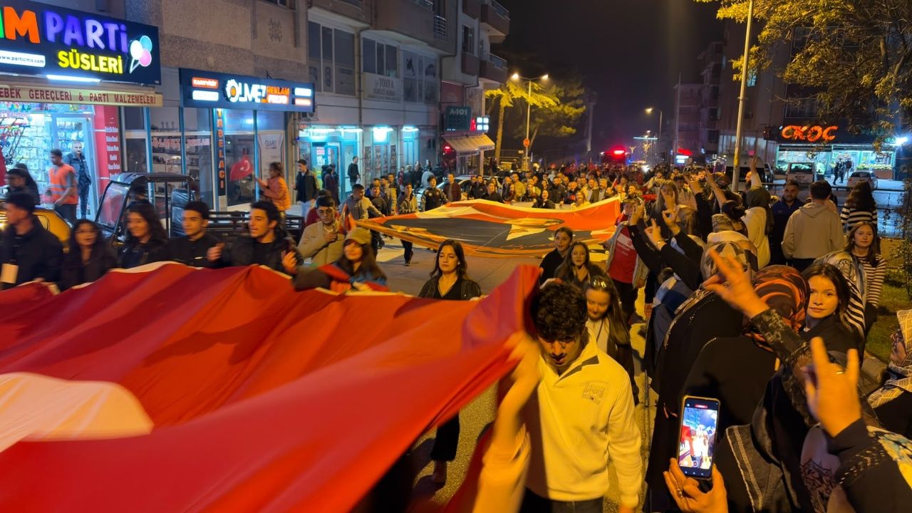 Tosya’da Cumhuriyet Coşkusu! Fener Alayına Yoğun Katılım 2