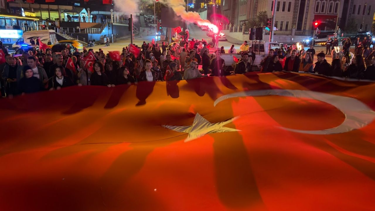 Tosya’da Cumhuriyet Coşkusu! Fener Alayına Yoğun Katılım 3