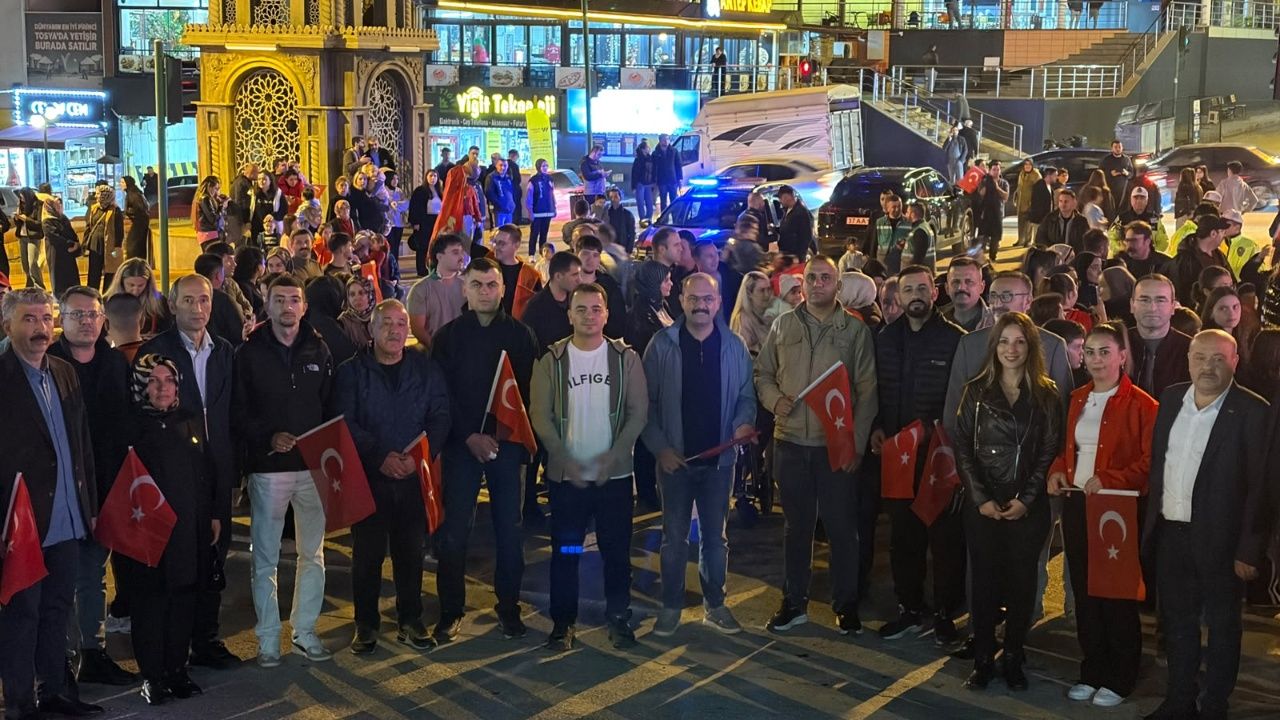 Tosya’da Cumhuriyet Coşkusu! Fener Alayına Yoğun Katılım 5