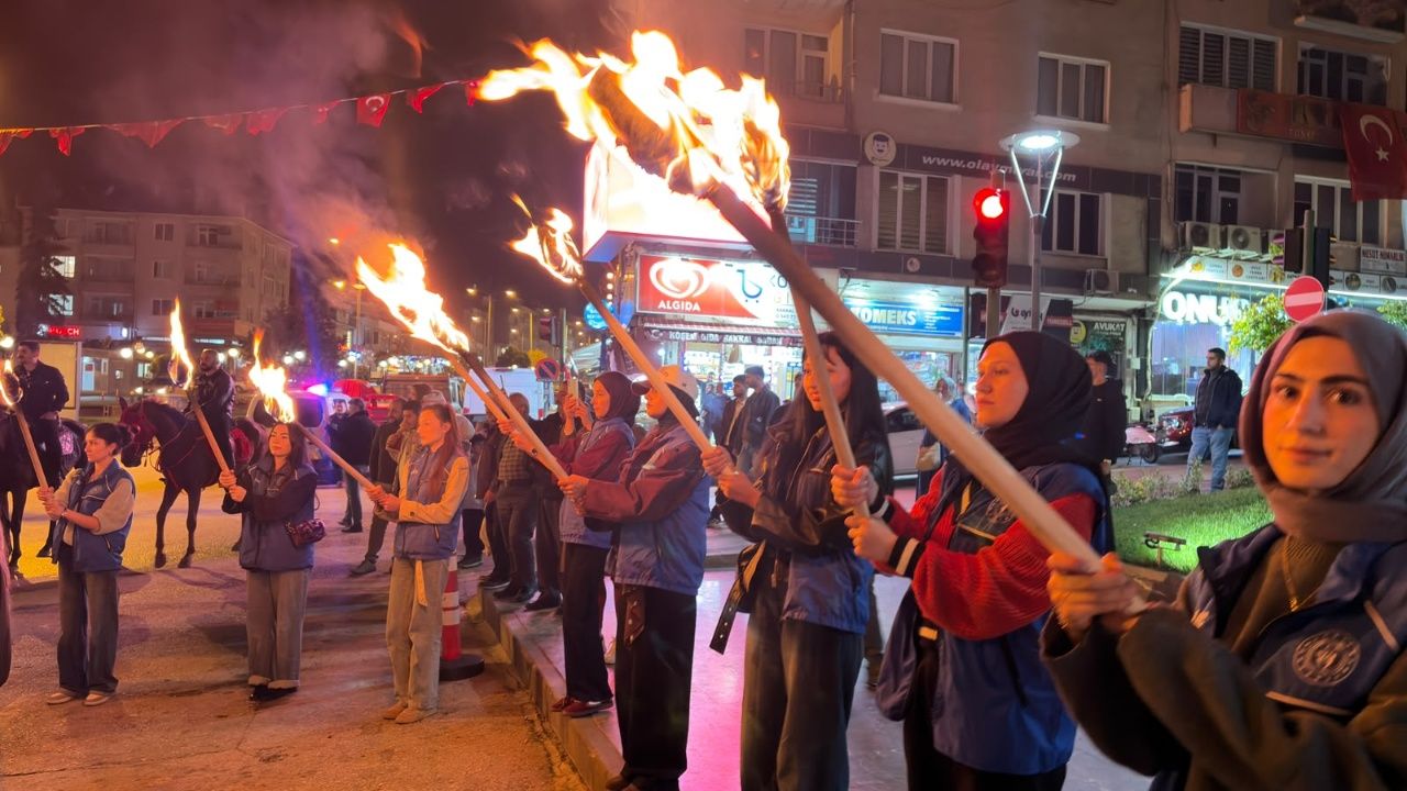 Tosya’da Cumhuriyet Coşkusu! Fener Alayına Yoğun Katılım