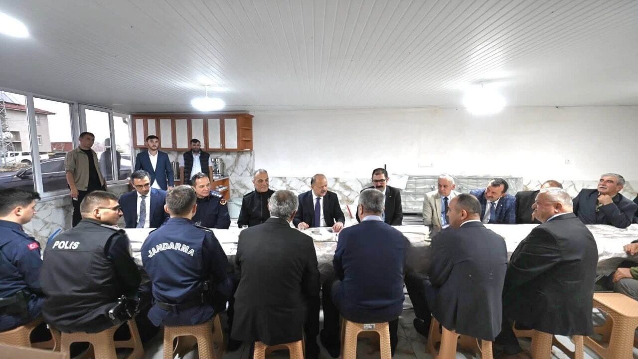 Vali Dallı, Taşköprü’de Vatandaşların Taleplerini Dinledi 2