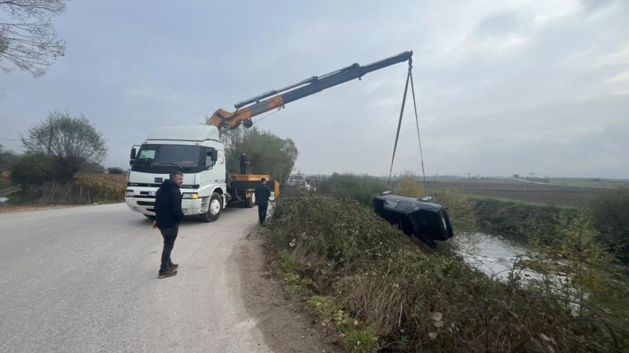 Virajı Alamadı Dereye Uçtu 1 Yaralı (1)