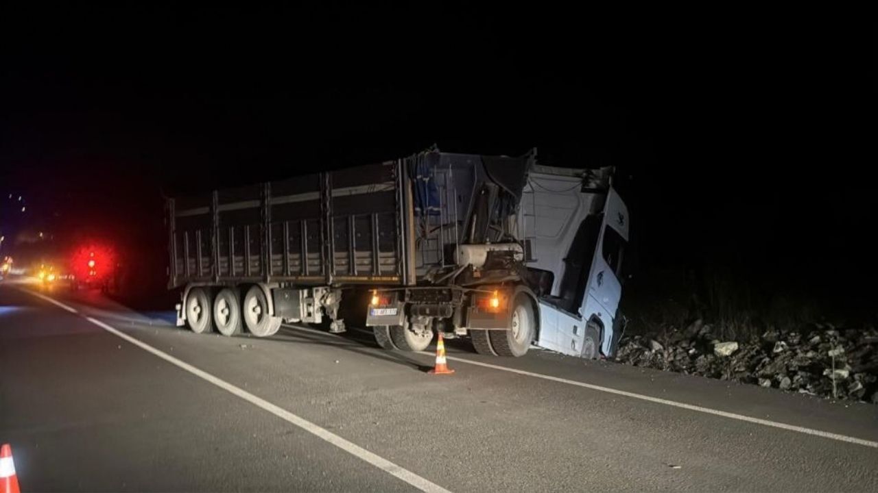 Yol Kenarında Yürüyordu! Tırın Çarptığı Yaşlı Adam Kurtarılamadı (2)
